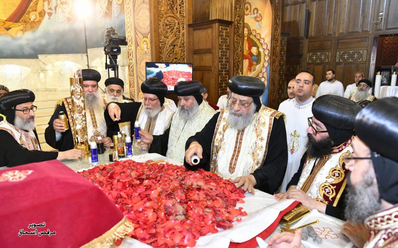 قداسة البابا تواضروس الثاني يصلّي سواعي "الجمعة العظيمة" في الكاتدرائيّة المرقسيّة بالعبّاسيّة