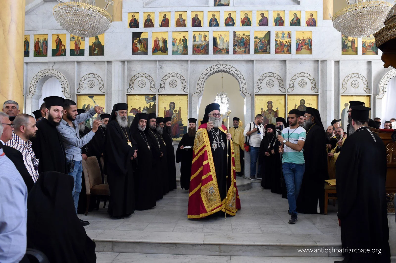 غبطة البطريرك يوحنا العاشر يكرّس دير مار جرجس في محردة ويلتقي أهالي الشّهداء ويؤكّد