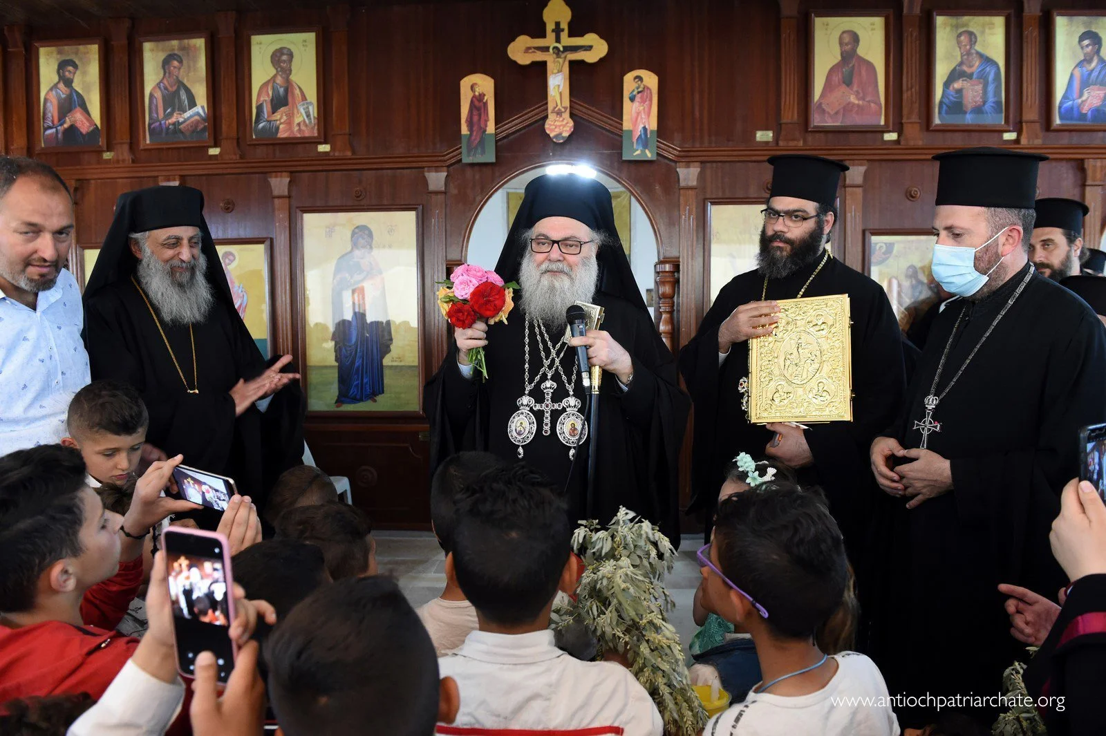 غبطة البطريرك يوحنا العاشر يتفقّد بلدات أيو، تومين، البية، ساسكون ويدشّن قاعة القدّيس جاورجيوس ويلتقي عائلات الشّهداء في كفربو ويؤكّد