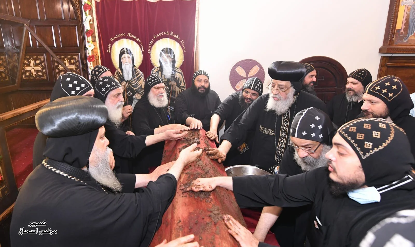 قداسة البابا تواضروس الثاني يطيّب جسد الأنبا موسى الأسود بدير العذراء البراموس