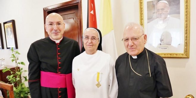 السفارة البابويّة في الأردن ترحّب بغبطة البطريرك الكاردينال لويس روفائيل ساكو، وتمنح الأخت مريم موشي ميداليّة بابويّة
