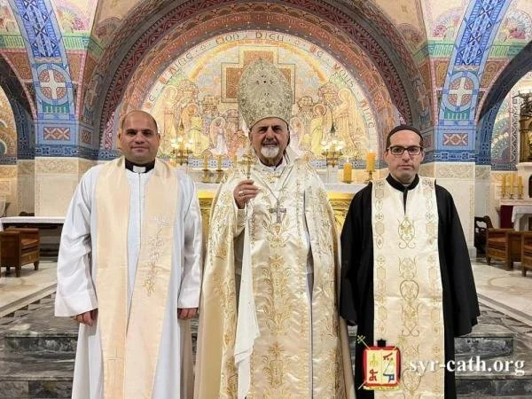 غبطة البطريرك مار اغناطيوس يوسف الثالث يونان يحتفل بالقداس في بازيليك القديسة تريزيا الطفل يسوع، أمام ذخائرها وذخائر والدَيها، ليزيو – فرنسا