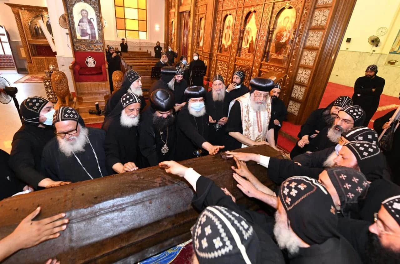 قداسة البابا تواضروس الثاني يطيب جسد الأنبا بيشوي بديره بوادي النطرون