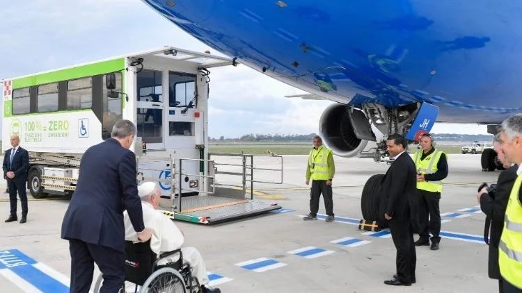  قداسة البابا فرنسيس يبدأ زيارته الرسوليّة إلى مملكة البحرين