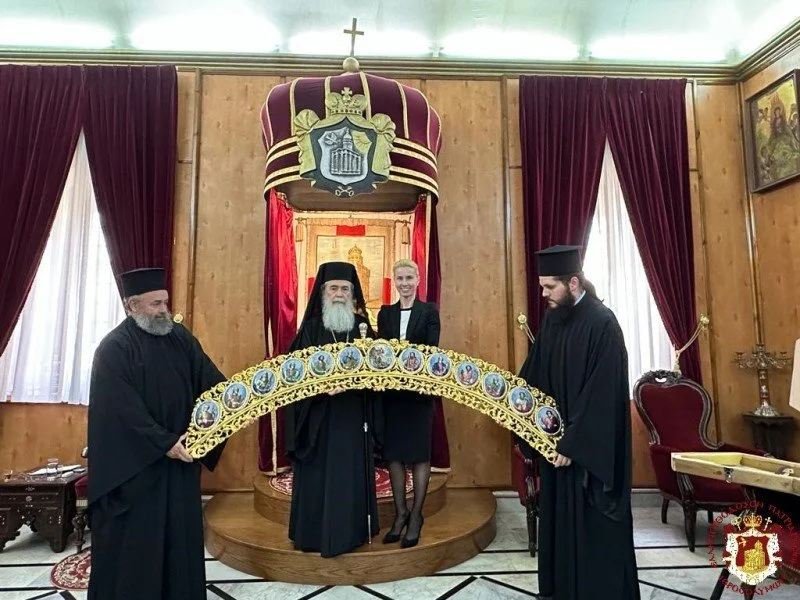 إعادة العتبة المزخرفة فوق القبر المقدّس في كنيسة القيامة من روسيا