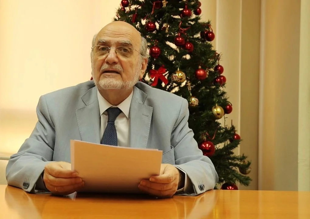 أخبرني أيّها المذود