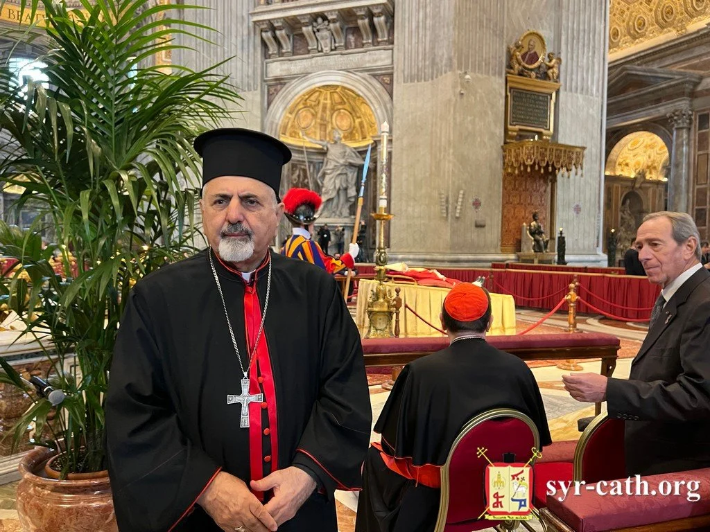 غبطة البطريرك مار اغناطيوس يوسف الثالث يونان يصلّي ويلقي نظرة الوداع على جثمان المثلَّث الرحمات 