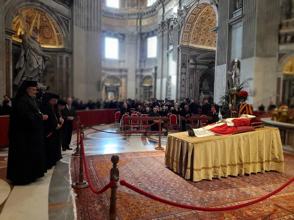 غبطة البطريرك الأنبا إبراهيم إسحق يلقي نظرة الوداع على جثمان قداسة البابا بندكتوس السادس عشر