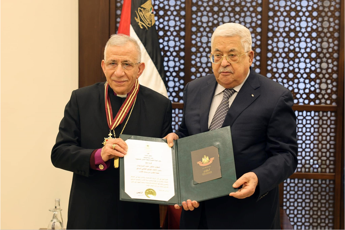 السيد الرئيس محمود عباس يمنح سيادة المطران منيب أندريا يونان نجمة القدس