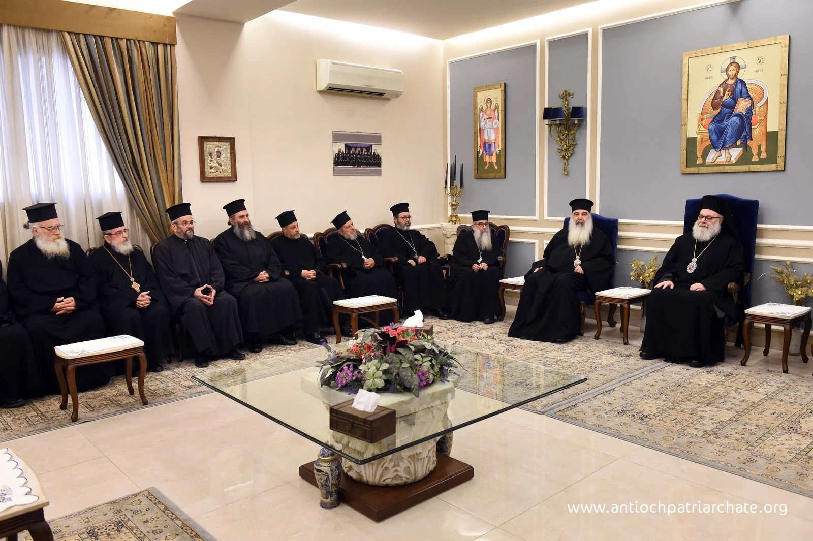 غبطة البطريرك يوحنّا العاشر يتفقّد أبناءه في أبرشيّة اللّاذقيّة ويلتقي كهنة المدينة ويؤكّد وقوف الكنيسة إلى جانب أبنائها