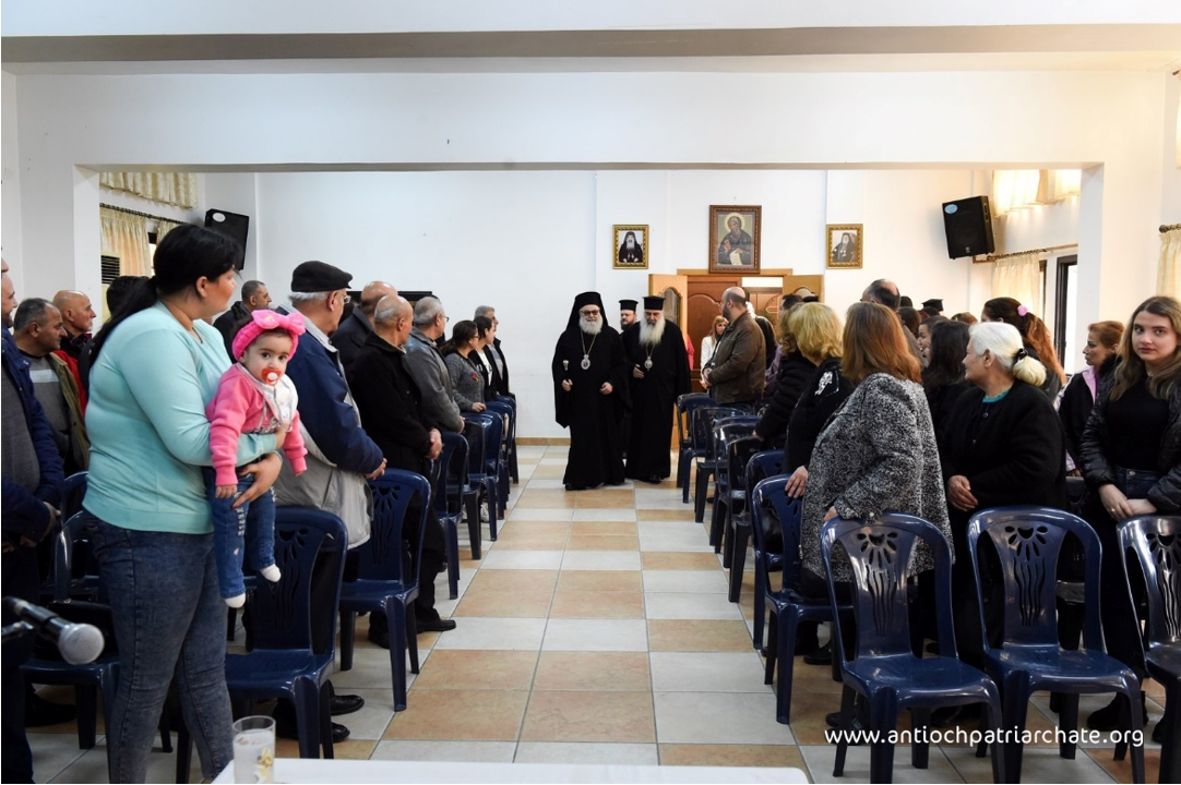غبطة البطريرك يوحنّا يلتقي العائلات المتضرّرة في صالة كنيسة القدّيس أندراوس - اللاذقية ويثني على صمود الأهالي وتجذّرهم