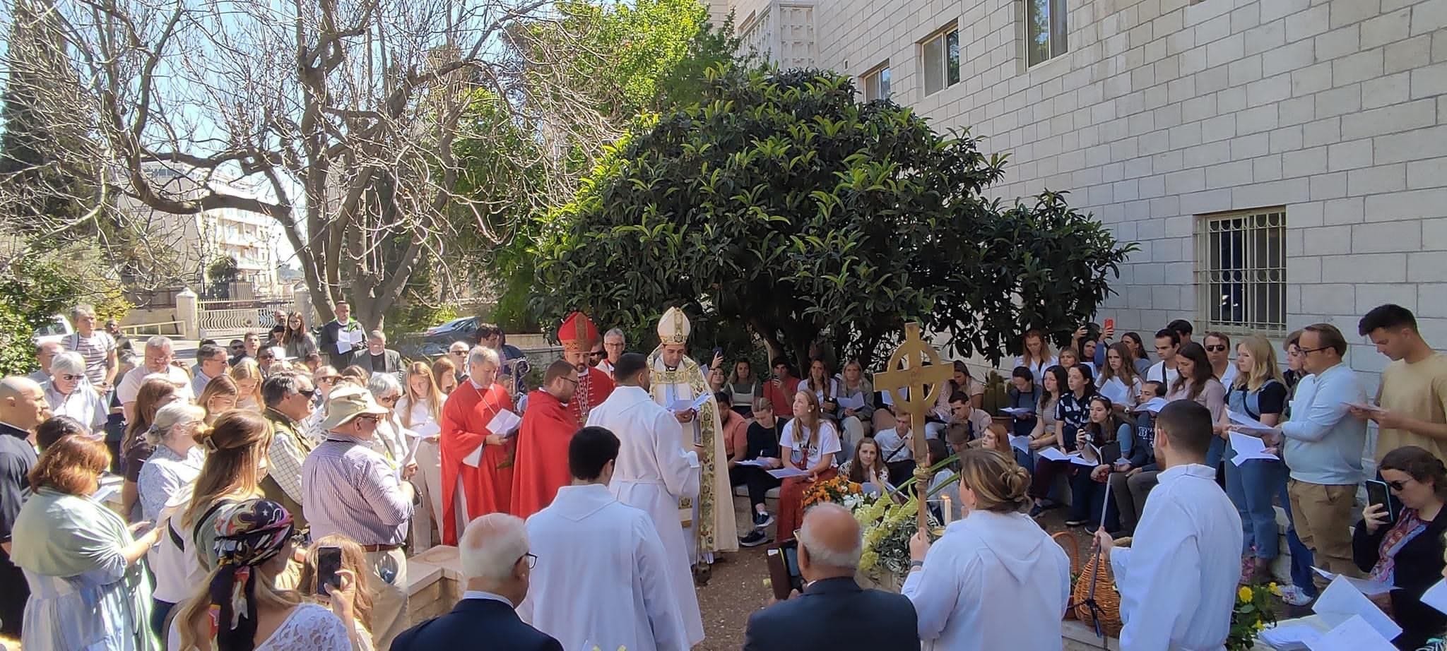 رئيس الأساقفة حسام نعوم يحتفل بأحد الشعانين في كاتدرائيّة القدّيس جورج في القدس