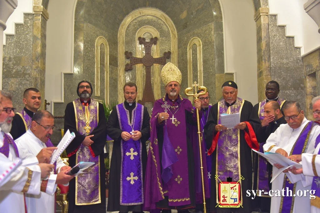 غبطة البطريرك مار اغناطيوس يوسف الثالث يونان يحتفل برتبة النهيرة (الوصول إلى الميناء) في كنيسة مار كوركيس، برطلّة، العراق
