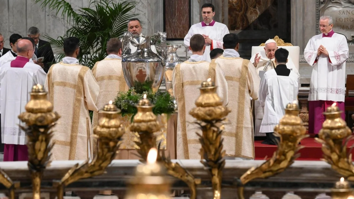 قداسة البابا فرنسيس يترأّس قدّاس الميرون في بازيليك القدّيس بطرس بالفاتيكان