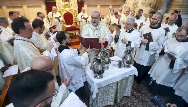 عظة غبطة البطريرك بييرباتيستا بيتسابالا في خميس الأسرار 2023