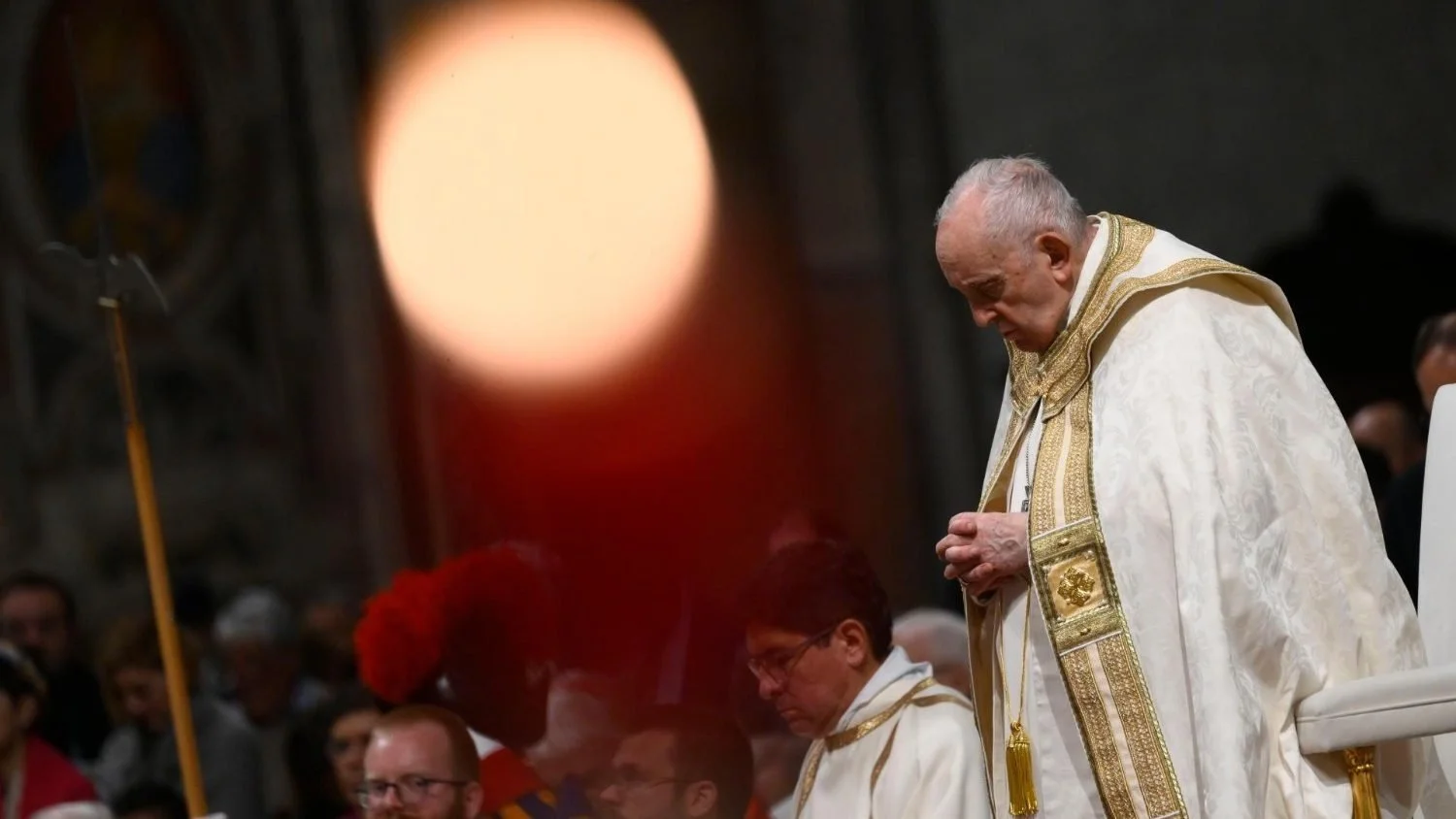 قداسة البابا فرنسيس يحتفل بالذبيحة الإلهيّة في العشيّة الفصحيّة