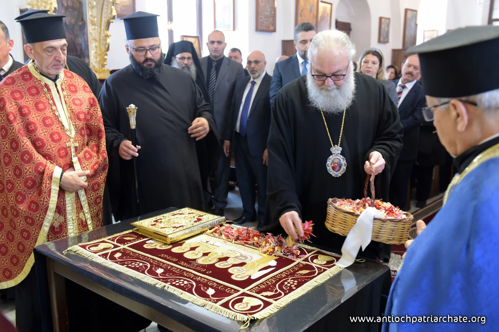 غبطة البطريرك يوحنّا العاشر يحتفل بخدمة الساعات الملوكيّة وصلاة الغروب (إنزال المصلوب) في رعيّة مرسين