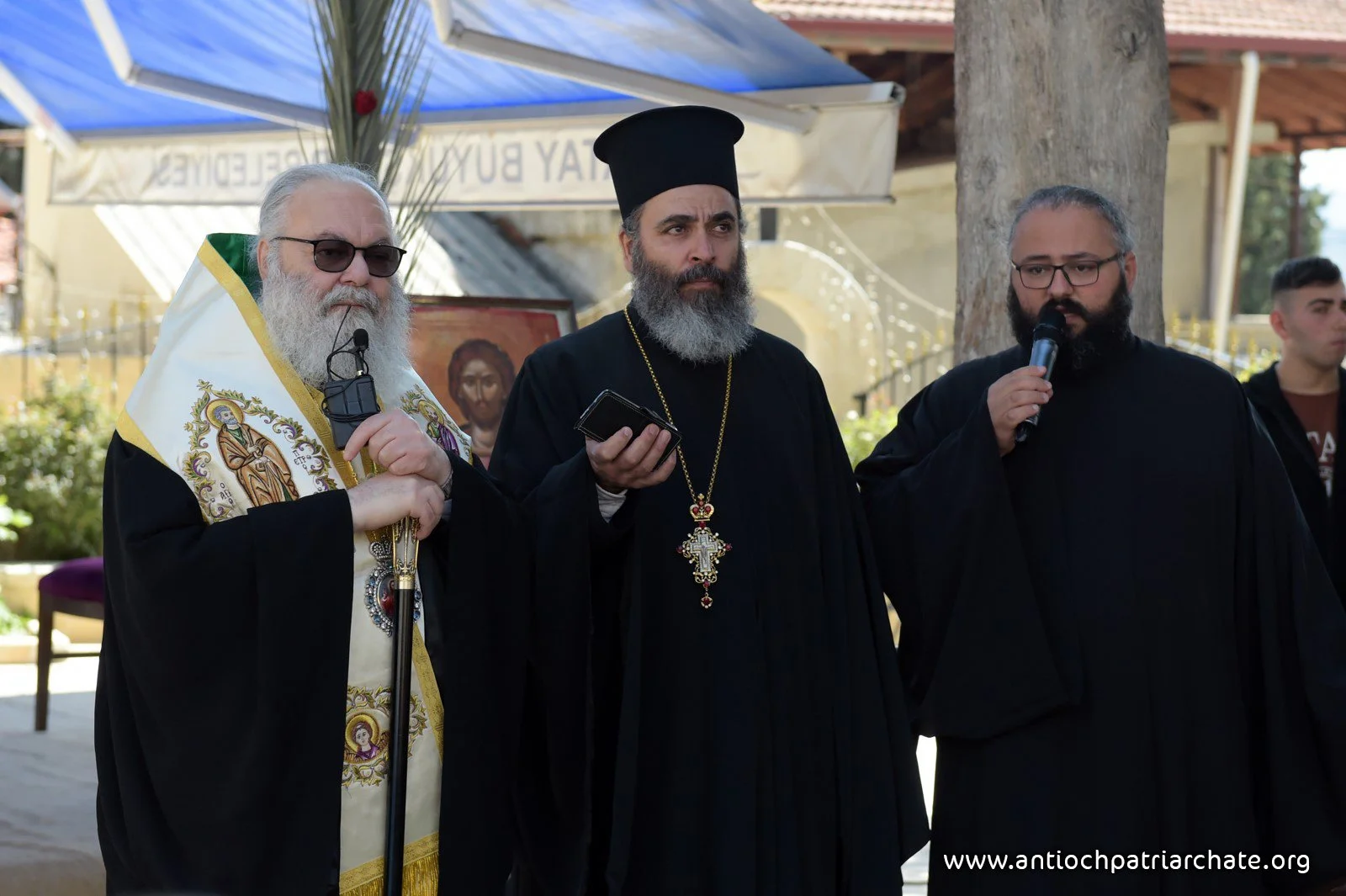 غبطة البطريرك يوحنّا العاشر يحتفل بقداس سبت النور العظيم في في باحة كنيسة القديس جاورجيوس في الصورية