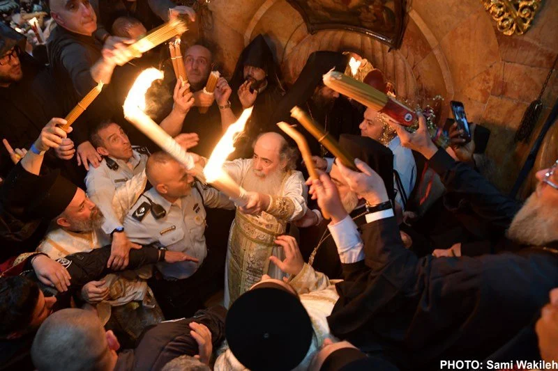 غبطة البطريرك كيريوس كيريوس ثيوفيلوس الثالث يقيم مراسم فيض النور المقدس من القبر المقدس
