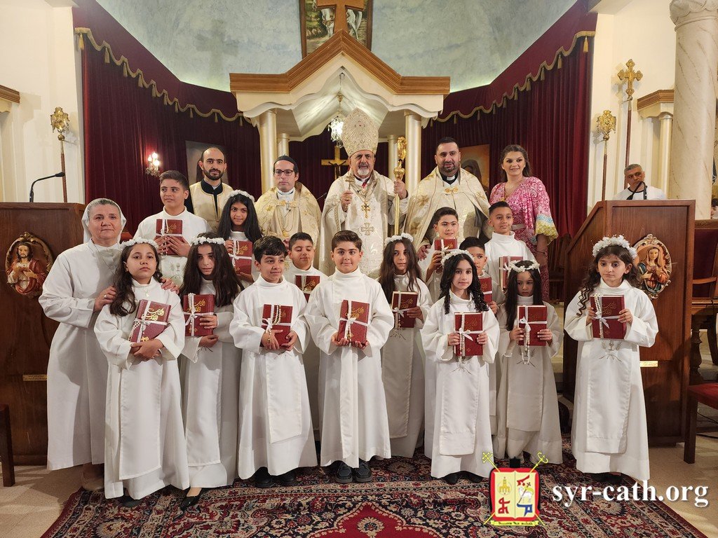 غبطة البطريرك مار اغناطيوس يوسف الثالث يونان يحتفل بقدّاس المناولة الأولى في كنيسة مار بهنام وسارة، الفنار – المتن، جبل لبنان