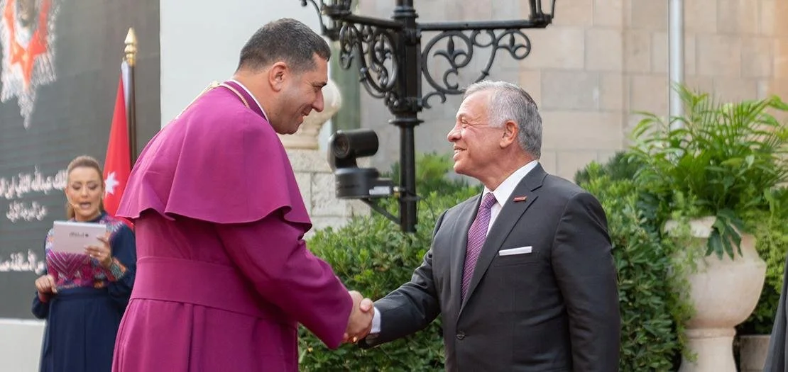 وسام الملك عبداللّه الثاني ابن الحسين للتميّز لرئيس الأساقفة المطران حسام نعوم