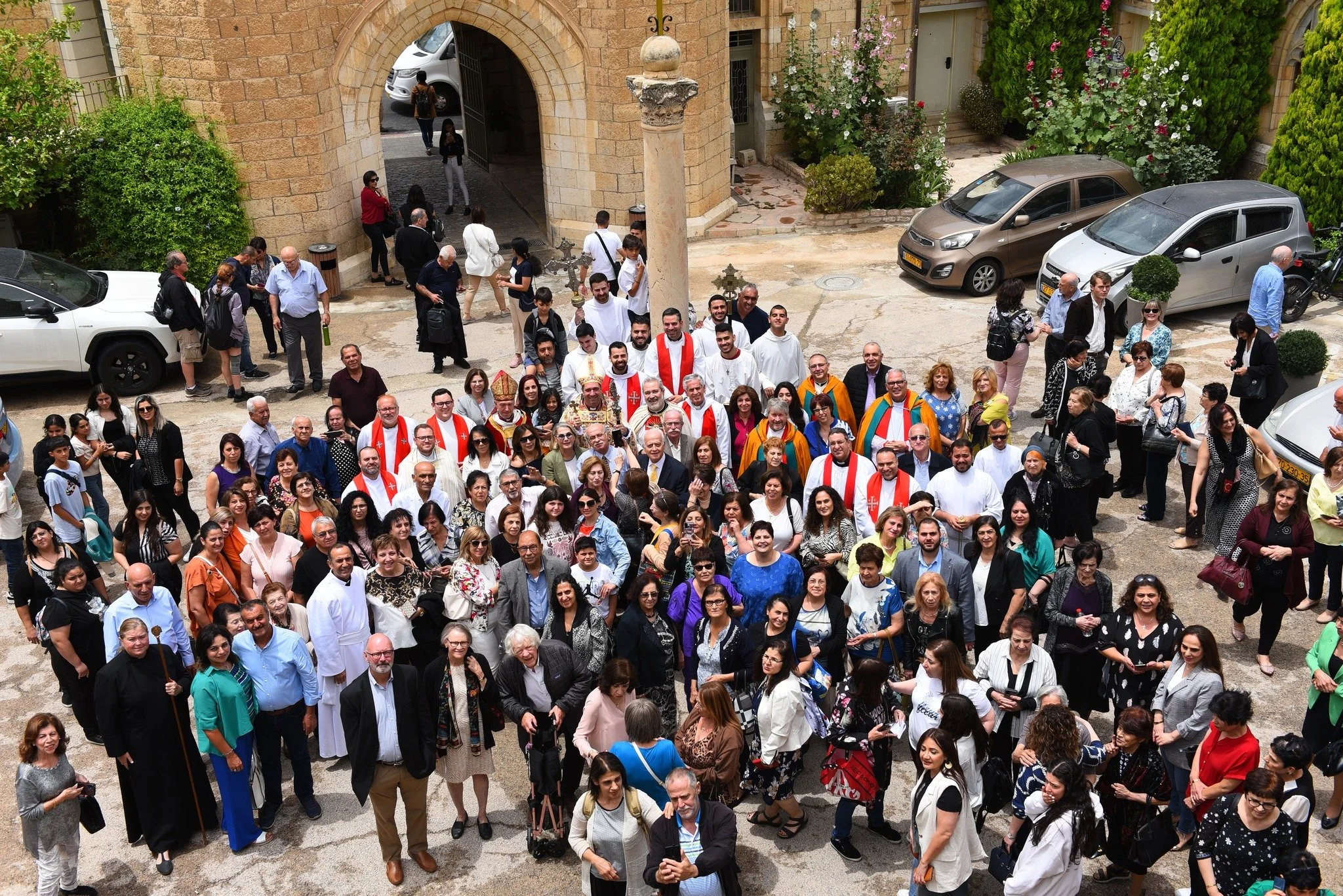 رئيس الأساقفة حسام نعوم يحتفل بعيد العنصرة في كاتدرائيّة القدّيس جورج بحضور رعايا المطرانيّة