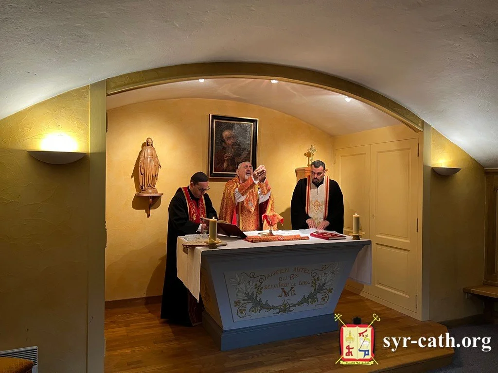 غبطة البطريرك مار اغناطيوس يوسف الثالث يونان يحتفل بالقدّاس في كابيلا قبر القدّيس جان ماري فيانّي، خوري أرس، في بلدة أرس - فرنسا