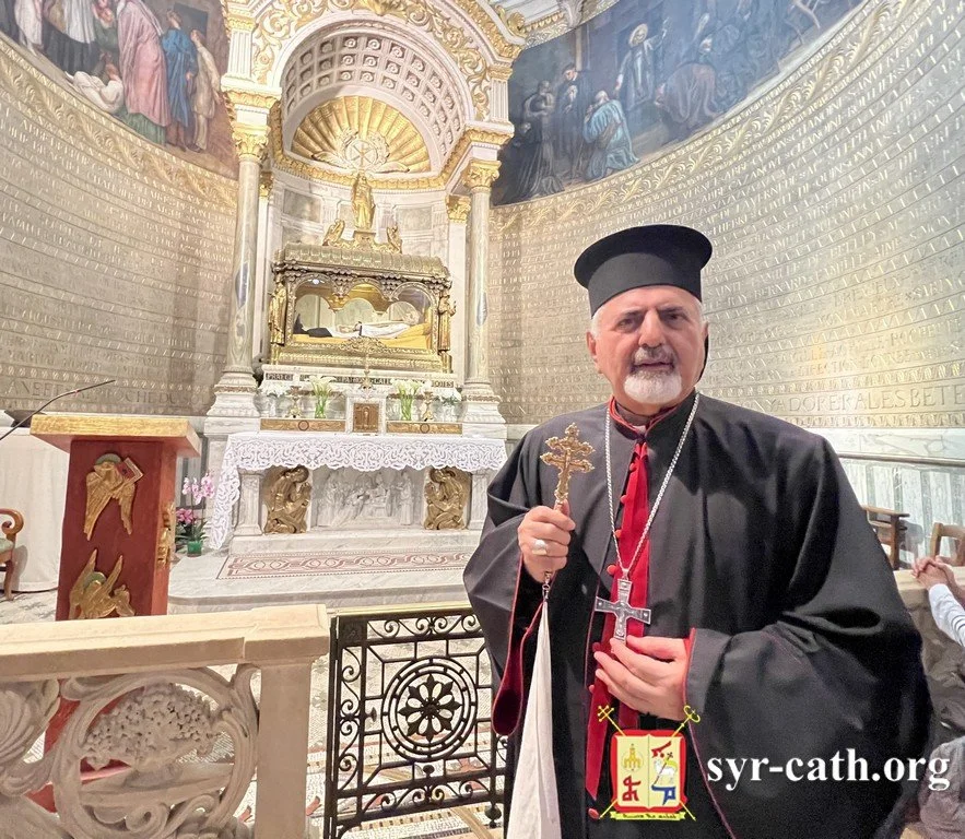 غبطة البطريرك مار اغناطيوس يوسف الثالث يونان يصلّي ويتبارك من قبر القدّيس جان ماري فيانّي ويزور المنزل حيث كان يسكن، في بلدة آرس - فرنسا