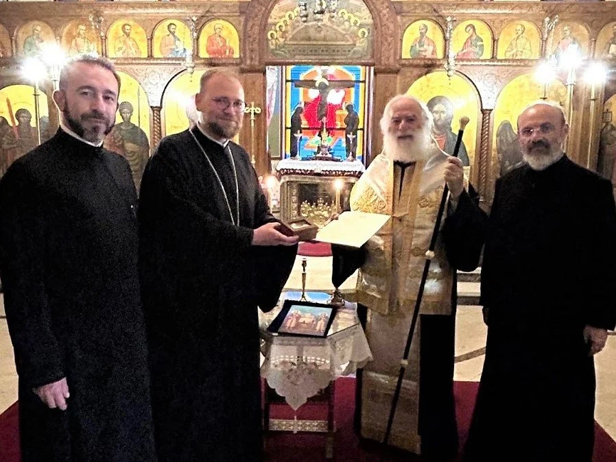 غبطة البابا ثيودروس الثاني يعطي جزءًا من الرفات المقدّسة للشّهيدين الجديدين المجيدين جبرائيل وكيرميدوليس رئيس الكنيسة المستقلّة في جمهورية التشيك وسلوفاكيا