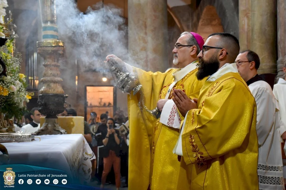 غبطة البطريرك بييرباتيستا بيتسابالا يترأّس احتفالات خميس الجسد في كنيسة القيامة، أمام القبر المقدّس 