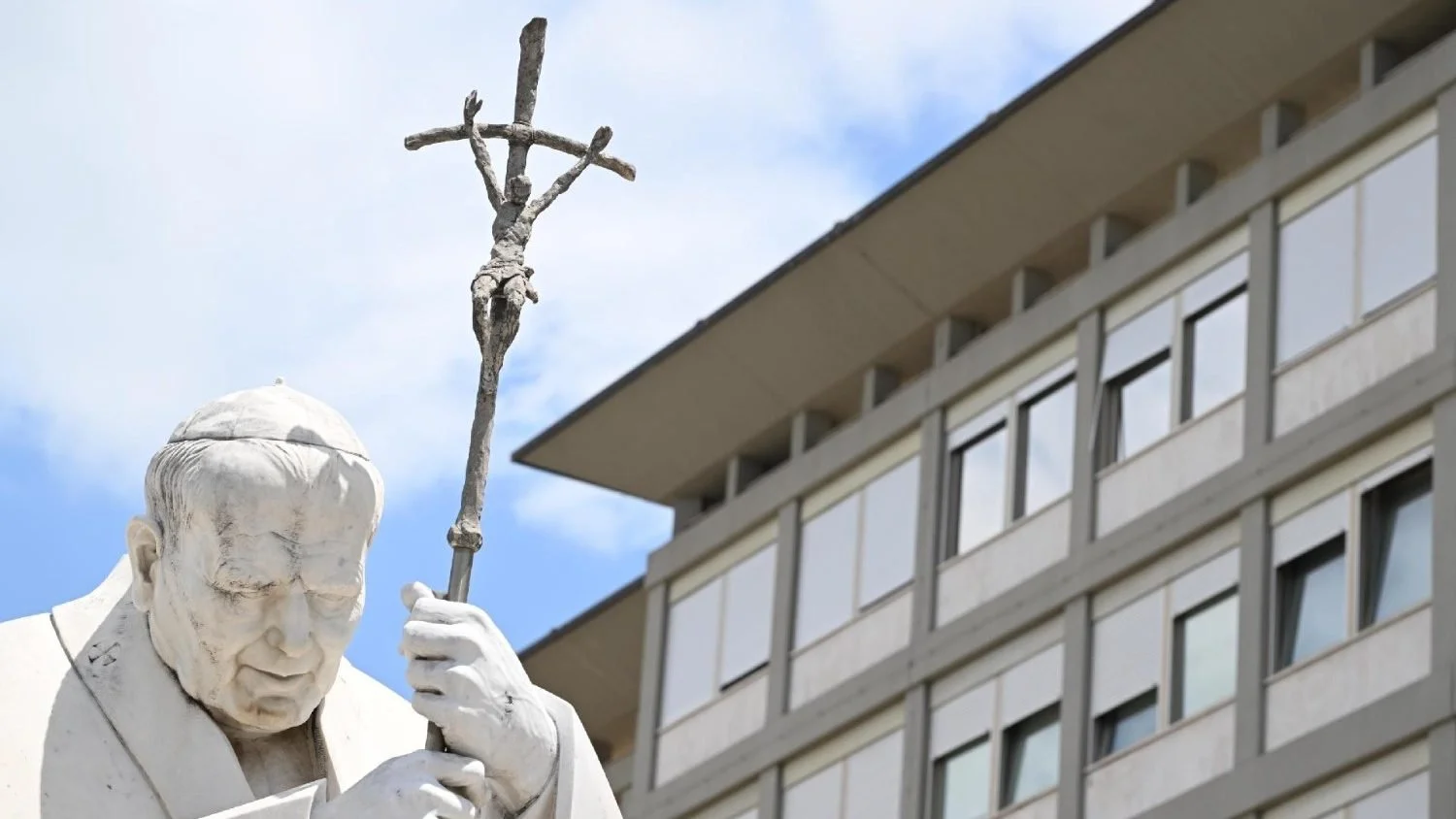 His Holiness Pope Francis Continues His Recovery in Hospital, Has Lunch with Staff