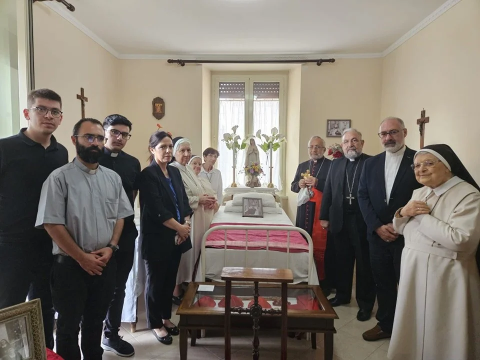 غبطة البطريرك روفائيل بيدروس الحادي والعشرون ميناسيان يفتتح الغرفة الّتي مات فيها خادم اللّه غريغوريوس بطرس الخامس عشر أغاجيانيان في روما