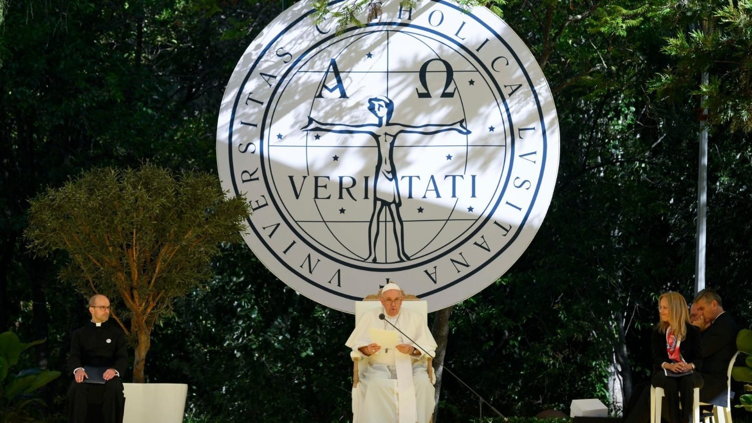 قداسة البابا فرنسيس يلتقي شباب الجامعة الكاثوليكيّة في لشبونة