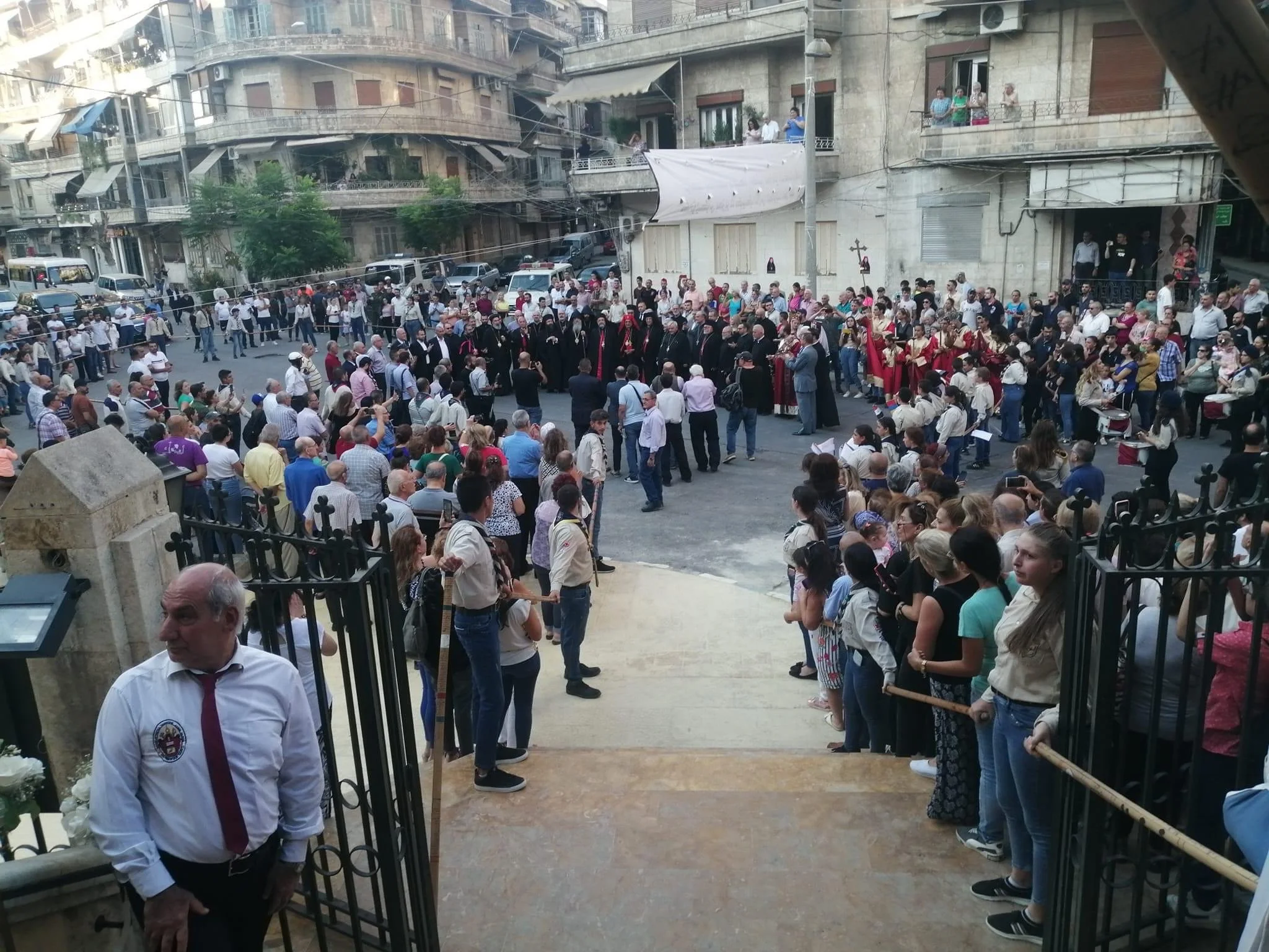 حلب تتهلّل وتفرح بقدوم غبطة البطريرك روفائيل بيدروس الحادي والعشرون ميناسيان وتطواف غصّت به باحة كنيسة الصليب للأرمن الكاثوليك