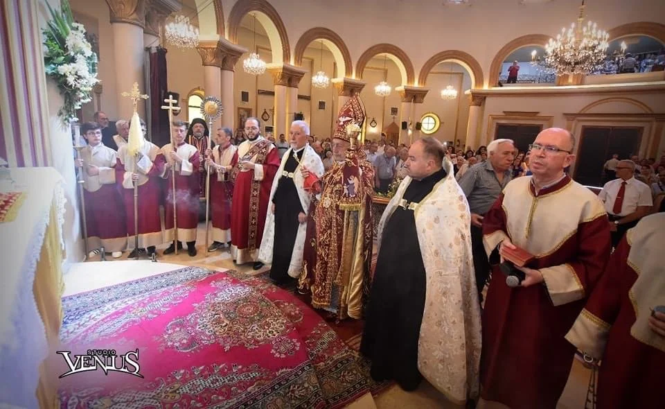 غبطة البطريرك روفائيل بيدروس الحادي والعشرون ميناسيان مترئّسًا القدّاس الإلهيّ في كنيسة الثالوث الأقدس في حلب