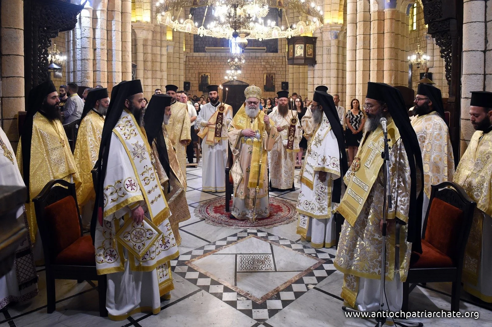 القدّاس الإلهي برئاسة غبطة البطريرك يوحنّا العاشر في دير القدّيس جاورجيوس الحميراء البطريركي، سوريا، ورسامة الشمّاس يوحنّا مصومعي كاهنًا