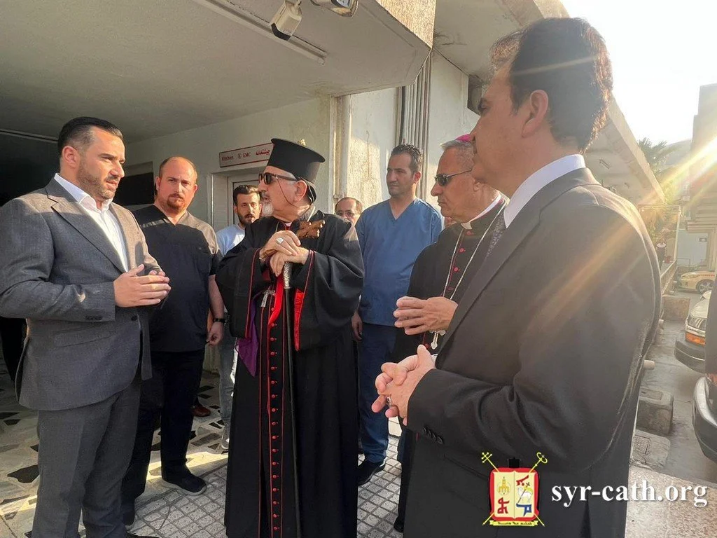 غبطة البطريرك مار اغناطيوس يوسف الثالث يونان  يتفقّد جرحى فاجعة عرس قره قوش (بغديده) في مستشفى الطوارئ في أربيل، العراق