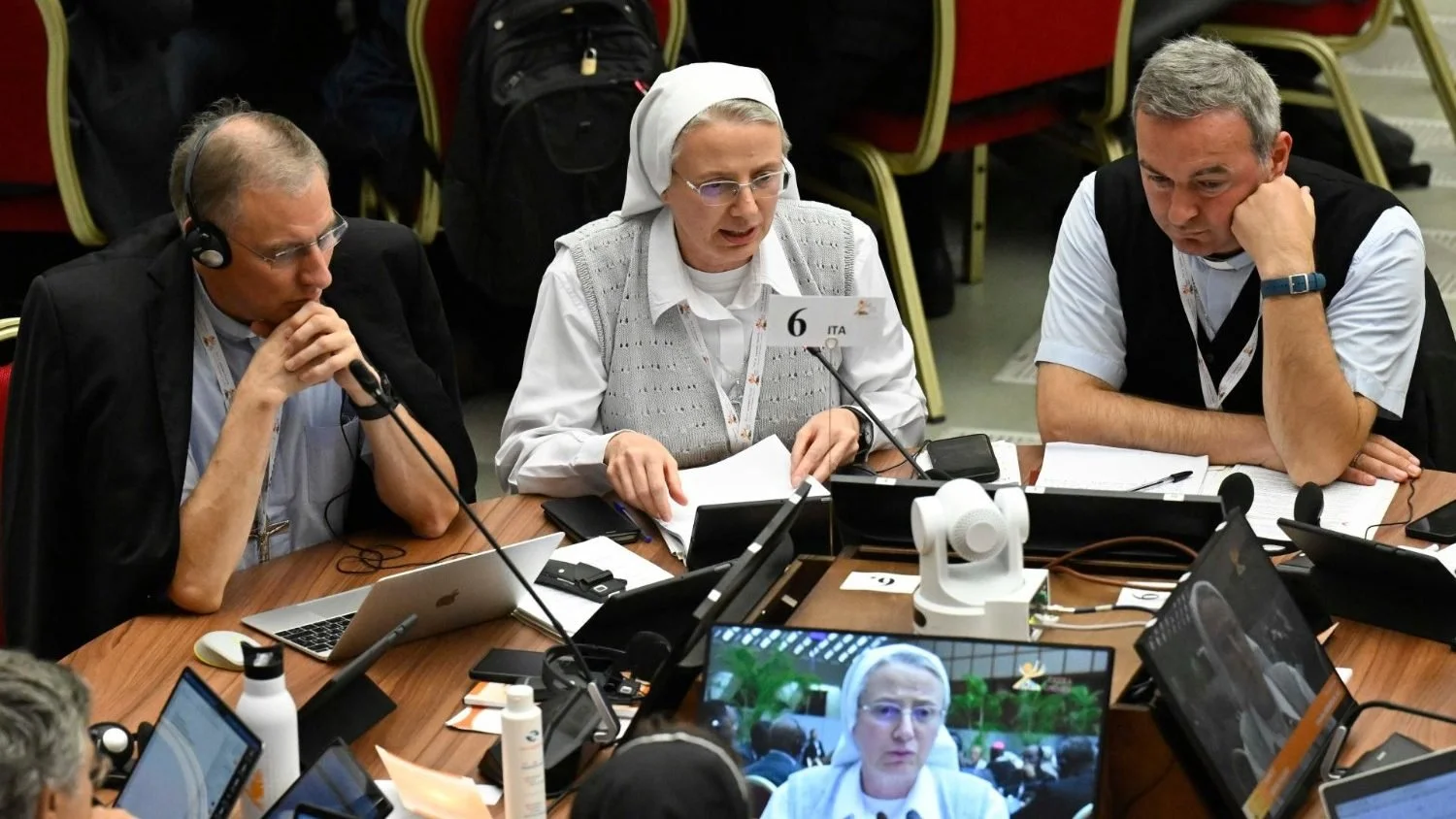 سينودس، كنيسة مع الفقراء ضدّ الإكليروسيّة والإنتهاكات