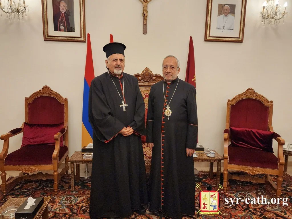 غبطة البطريرك مار اغناطيوس يوسف الثالث يونان يزور غبطة أخيه البطريرك روفائيل بيدروس الحادي والعشرين ميناسيان للتهنئة بيوبيله الكهنوتي الذهبي