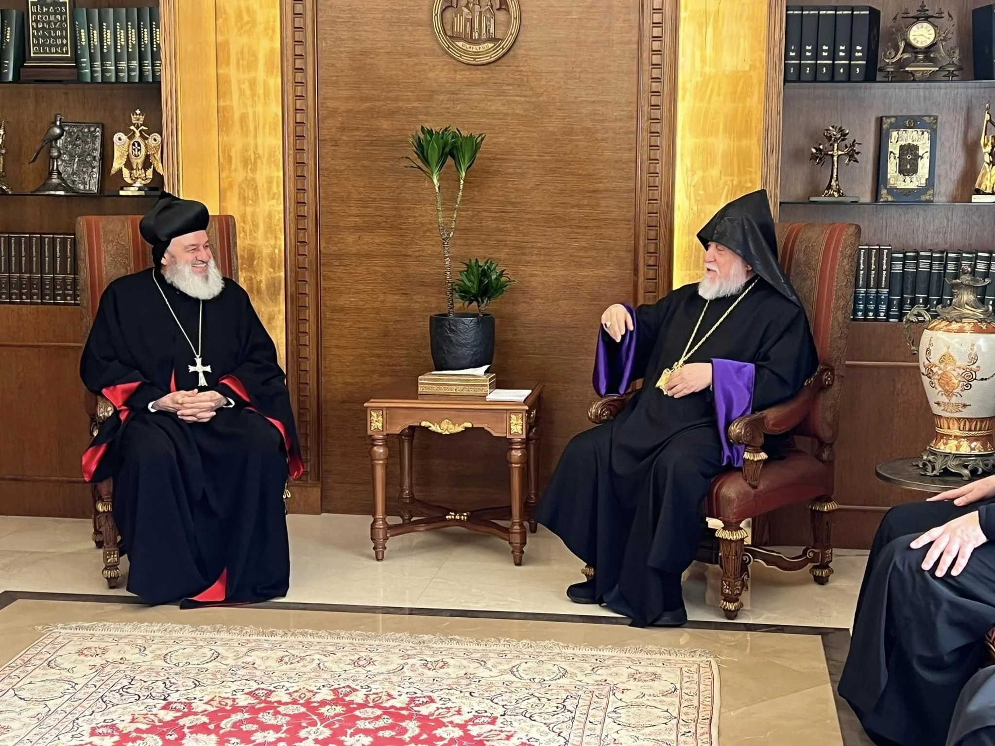 قداسة البطريرك مار إغناطيوس أفرام الثاني يزور قداسة الكاثوليكوس آرام الأوّل