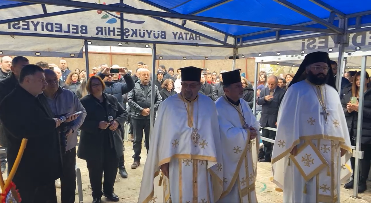 خدمة القدّاس الإلهيّ في الذكرى السنويّة الأولى على الزلزال المدمّر من على ركام كنيسة القدّيسين بطرس وبولس في أنطاكية