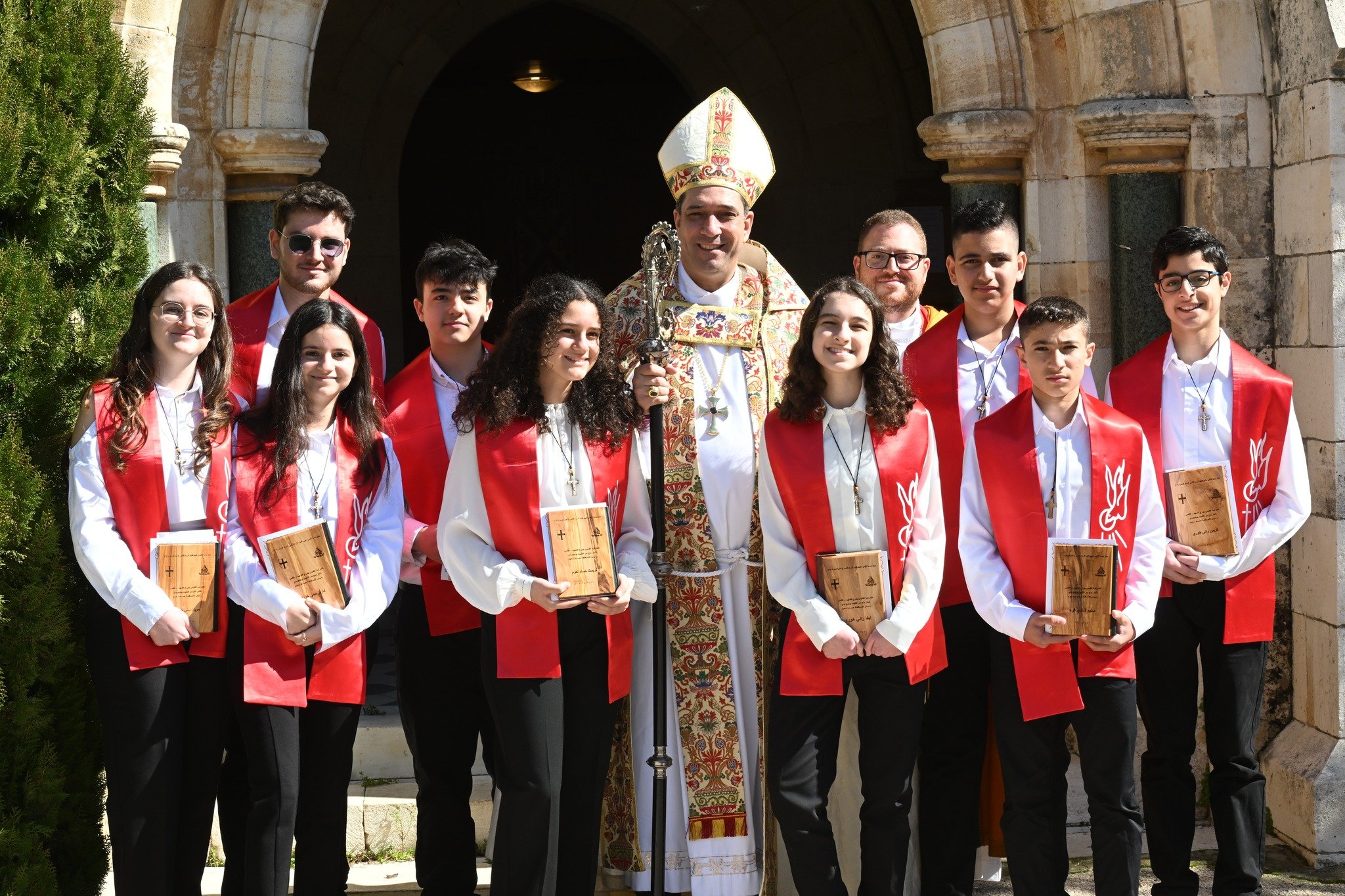 سيادة المطران حسام نعوم يترأّس خدمة الشركة المقدّسة في كاتدرائيّة القدّيس جورج في القدس ويمنح سرّ التثبيت لمجموعة من الشباب