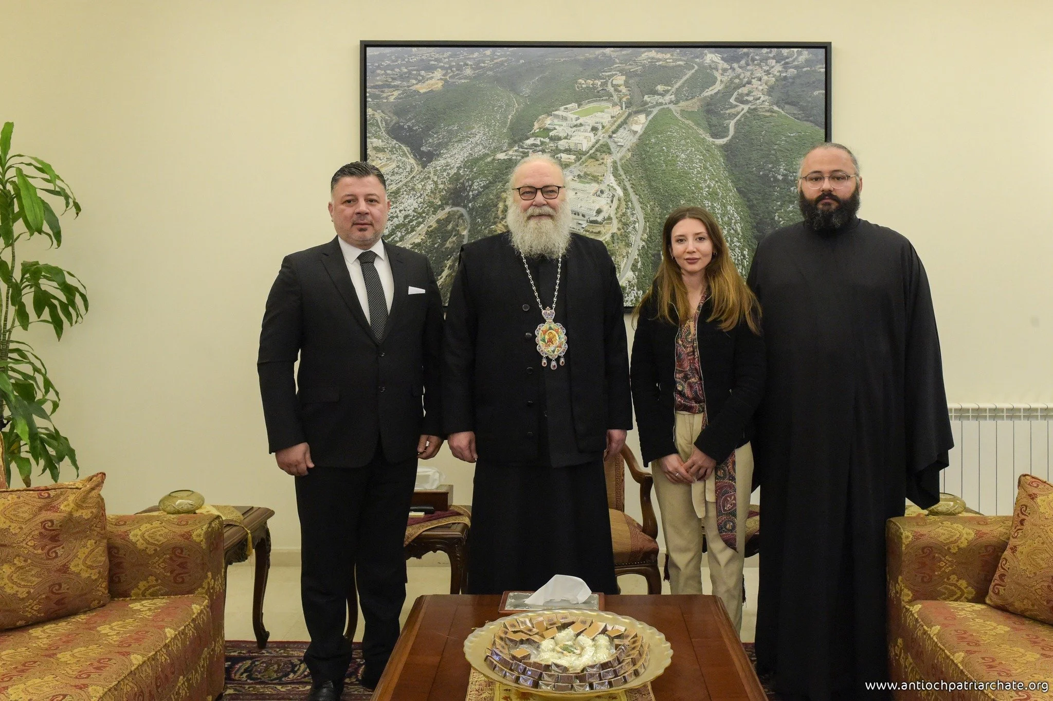 غبطة البطريرك يوحنّا العاشر مستقبلًا وفدًا من أنطاكية