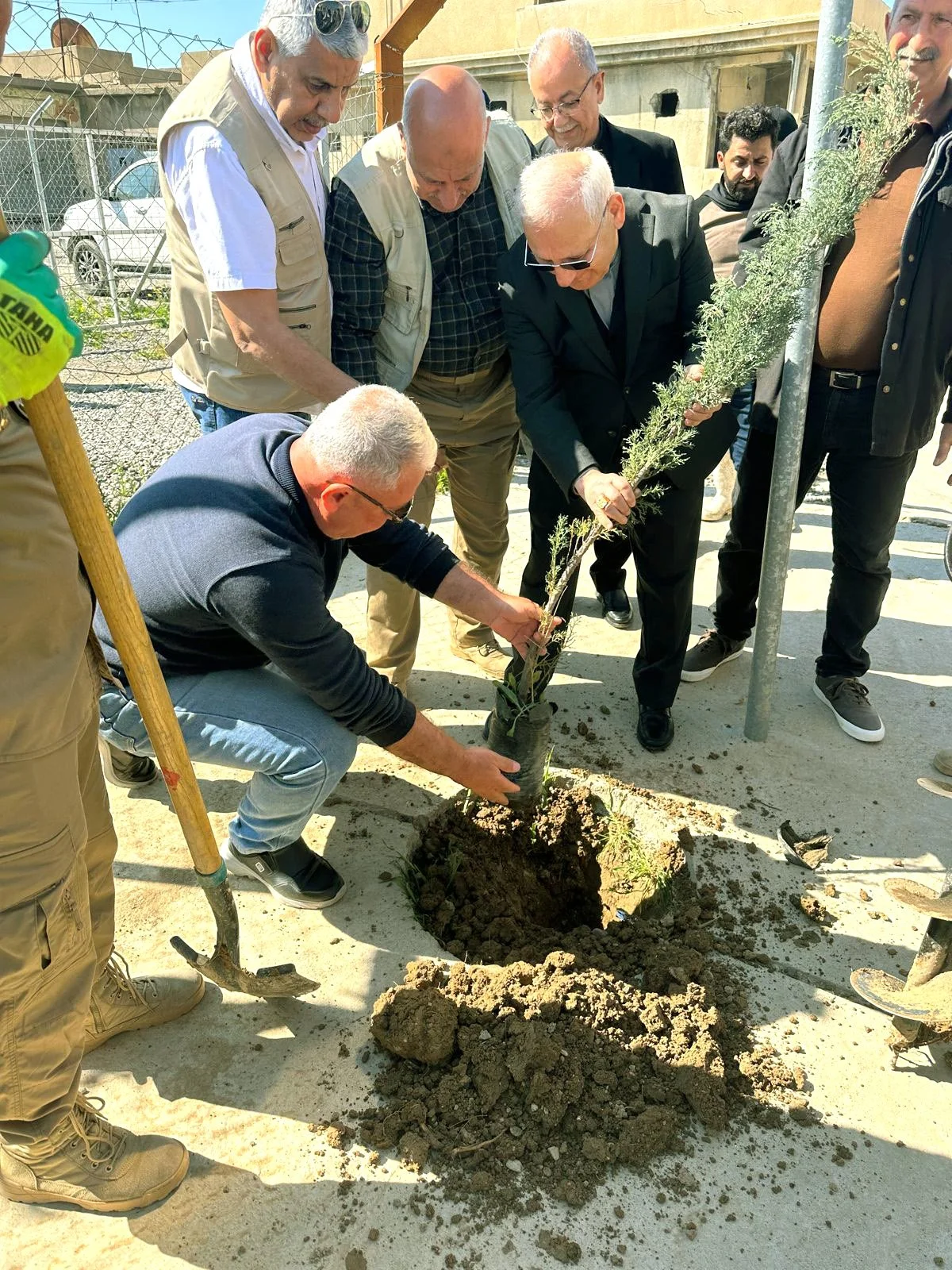 غبطة البطريرك الكاردينال لويس روفائيل ساكو يزور الكهنة والرهبان في كرمليس ويشارك بحملة التشجير