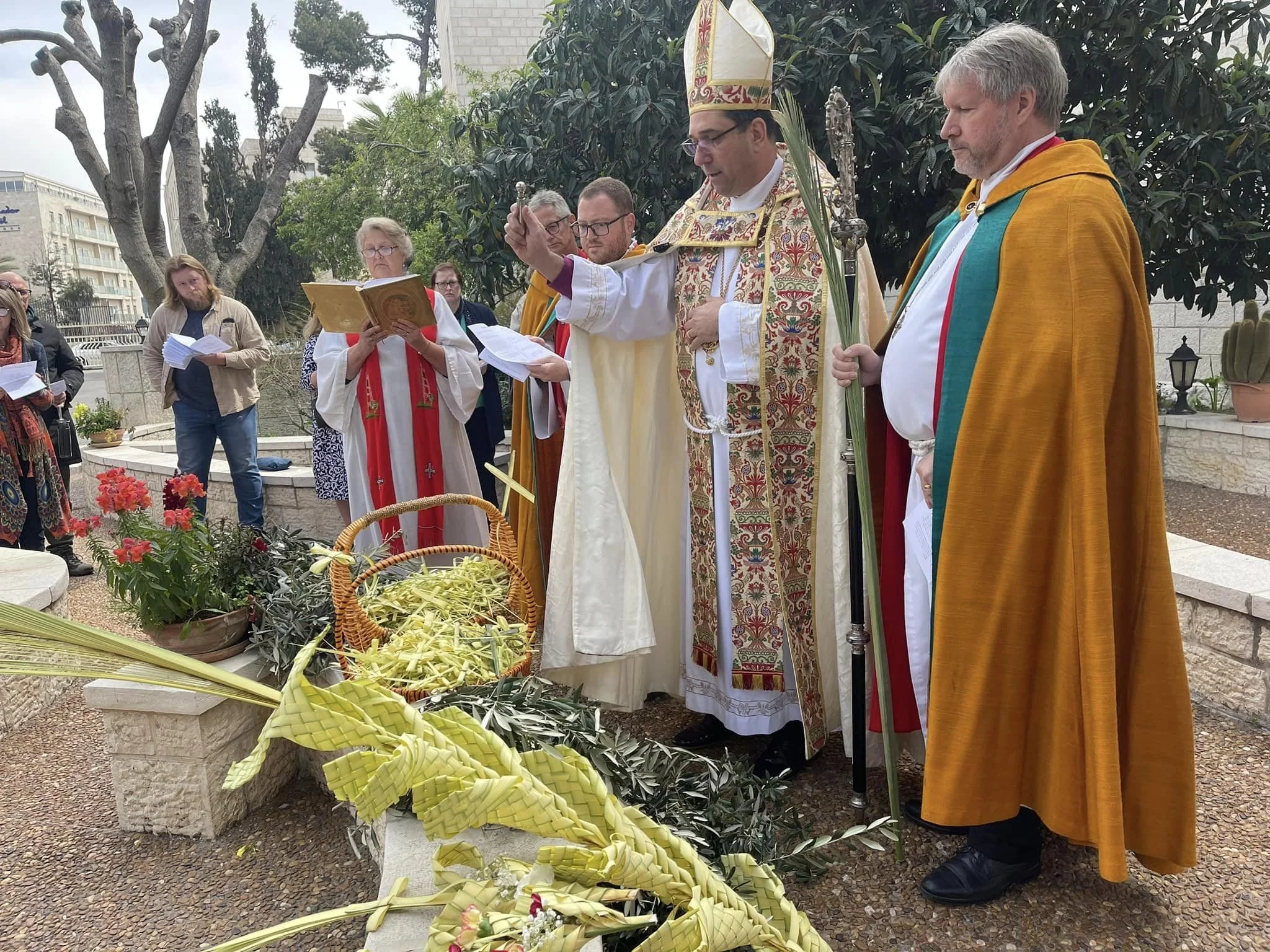 سيادة المطران حسام نعوم يترأّس أحد السعف في كاتدرائيّة القدّيس جورج في القدس