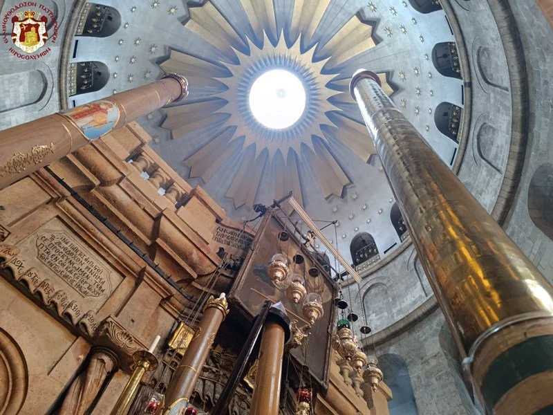 بطريركيّة الرّوم الأرثوذكس الأورشليميّة تحتفل بتذكار ظهور علامة الصليب في سماء أورشليم في موضع الجلجلة في كنيسة القيامة