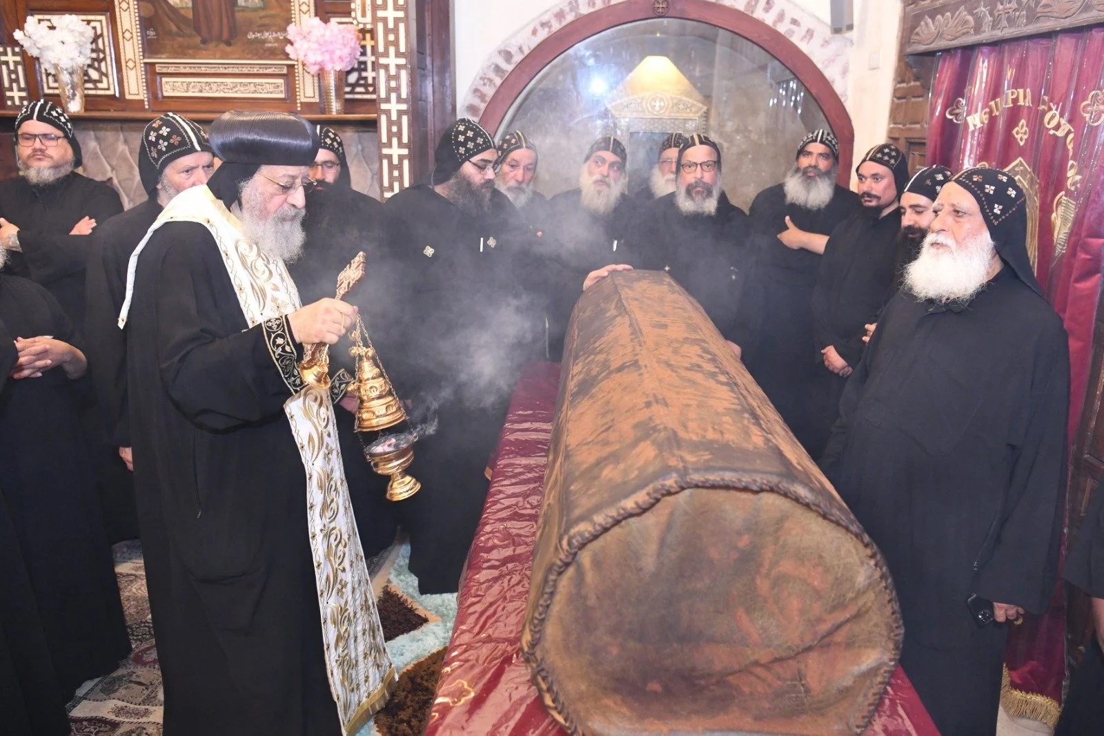قداسة البابا تواضروس الثاني يطيّب رفات القدّيس الأنبا بيشوي بديره في وادي النطرون، مصر، لمناسبة عيده