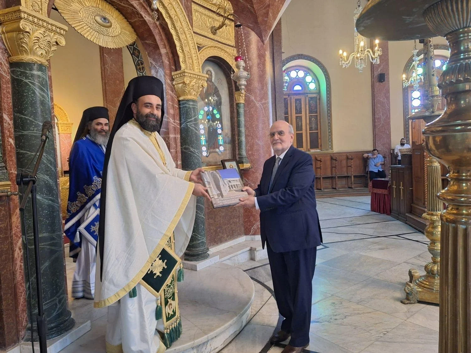 قدس الأرشمندريت العميد يعقوب خليل مترئساً القداس الالهي في دير القديس جاورجيوس البطريركي في القاهرة بحضور الدكتور ميشال عبس الأمين العام لمجلس كنائس الشرق الأوسط