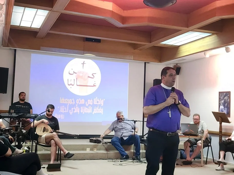 سيادة المطران حسام نعوم يزور مؤتمر الجيل الإعدادي في كليّة القدّيس جورج بجوار الكاتدرائيّة في القدس خلال إحدى الأمسيات في برنامج المؤتمر