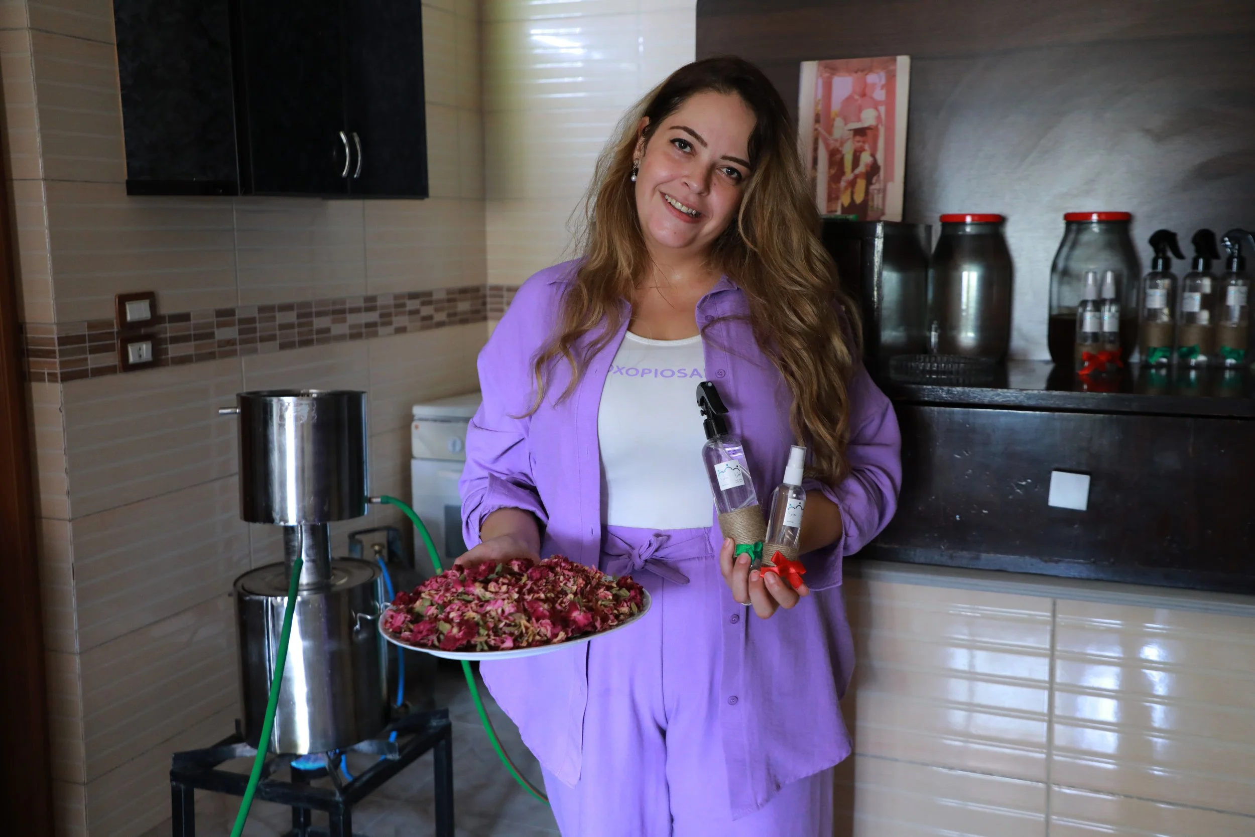 Jamila Ahmad showing her products- photo taken by MECC- Kashkoul- Damascus (2).JPG